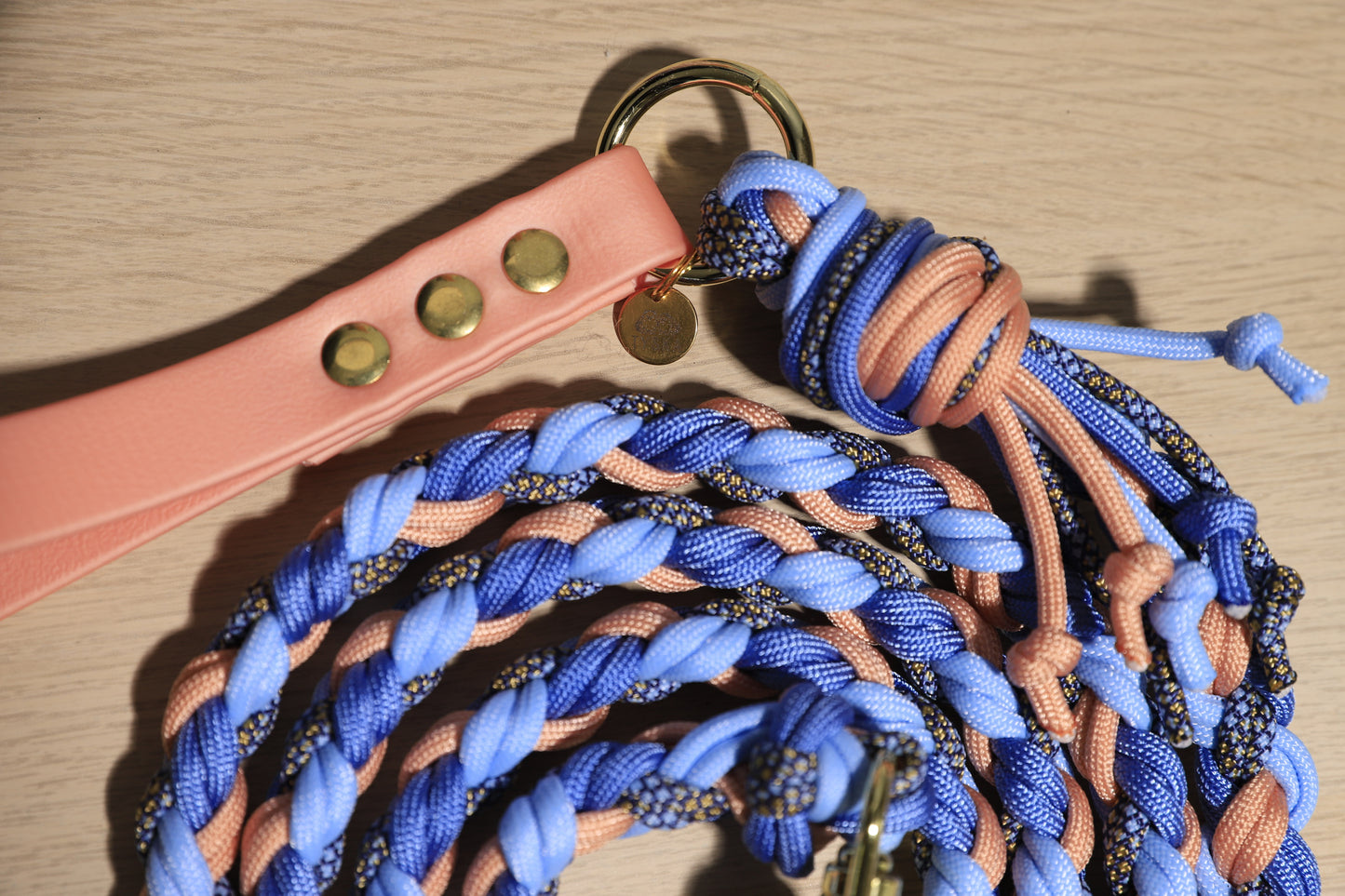 Laisse tressée bleu rosé