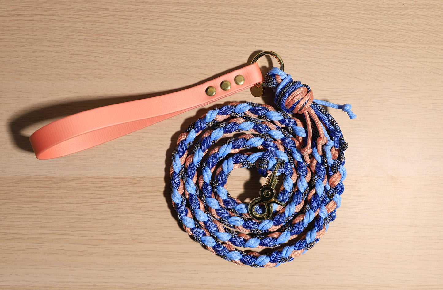 Laisse tressée bleu rosé