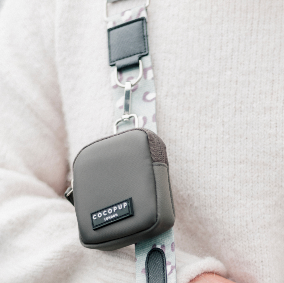 Ensemble Sac de promenade + sangle vert sauge léopard + pochette frifri pour chien - Moka